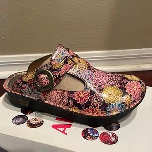 Womens Algeria clogs size 7/7.5 (US) 37 UK.